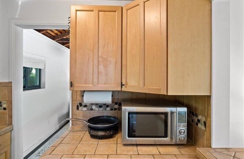 Samarkand House | Walk to coffee, relax on the private deck!