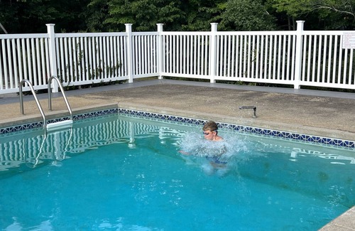 North Conway Condo | Walk to Cranmore and North Conway Village! Condo w/AC, W/D, Pool