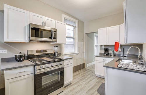West Ridge Apartment | Walk to Devon Avenue & Warren Park: Chicago Apt!