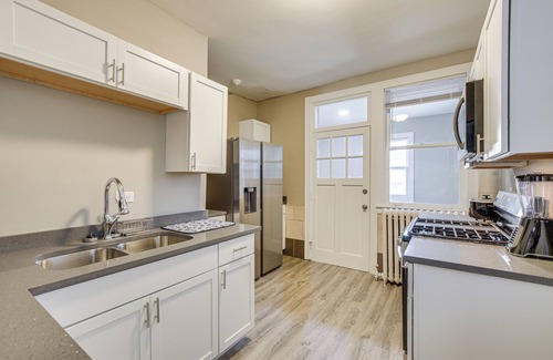 West Ridge Apartment | Walk to Devon Avenue & Warren Park: Chicago Apt!
