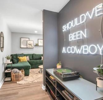 North Capitol Apartment | Walk to Downtown Broadway with Pool, Free Parking, and Gym
