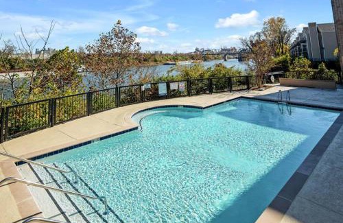 North Capitol Apartment | Walk to Downtown Broadway with Pool, Free Parking, and Gym
