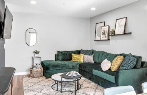 North Capitol Apartment | Walk to Downtown Broadway with Pool, Free Parking, and Gym