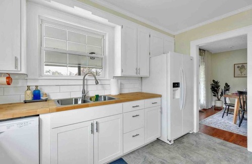 Bristol House | Walk to Downtown! Large Lux Home