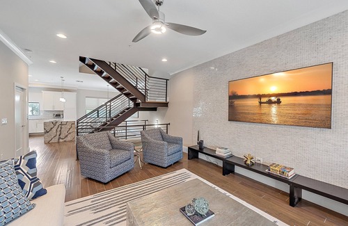 Downtown House | Walk to Downtown, Rooftop Jacuzzi, Contemporary Decor