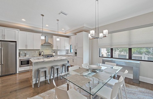Downtown House | Walk to Downtown, Rooftop Jacuzzi, Contemporary Decor