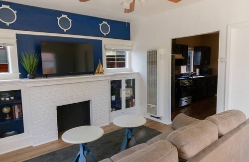 Franklin House | Walk to DTLB, RetroRow, & Beach!