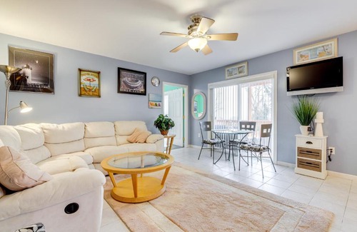 Groton Apartment | Walk to Eastern Point Beach Apt with Water View!