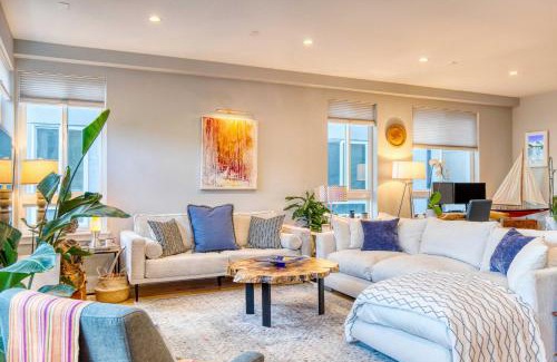 West Colfax House | Walk to Empower Field Townhome with Hot Tub!