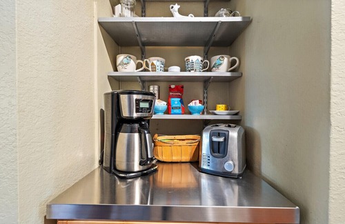 St. Petersburg Condo | Walk to Everything Downtown! EAT-SHOP-PLAY!