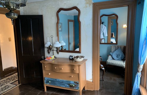 Downtown Niagara Falls Bed & Breakfast | Walk to Everything -Blue Room