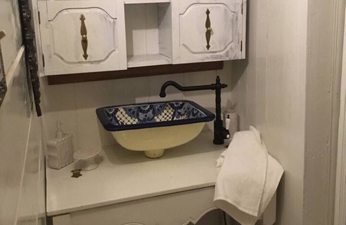 Downtown Niagara Falls Bed & Breakfast | Walk to Everything -Blue Room
