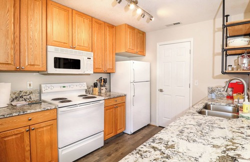 Grand Lake Apartment | Walk to everything! Cozy Pet-Friendly Studio in the Heart of Grand Lake