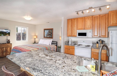 Grand Lake Apartment | Walk to everything! Cozy Pet-Friendly Studio in the Heart of Grand Lake