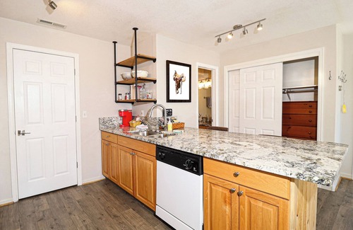 Grand Lake Apartment | Walk to everything! Cozy Pet-Friendly Studio in the Heart of Grand Lake