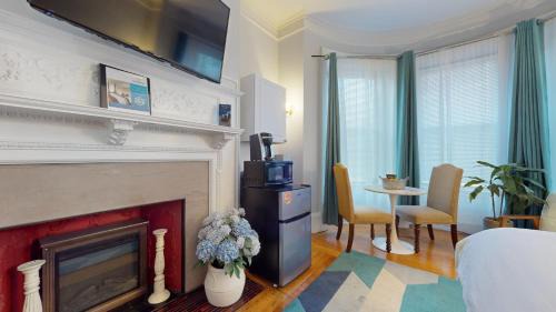 Coolidge Corner South Side Apartment | Walk To Fenway, Longwood Medical, Large Pvt Room