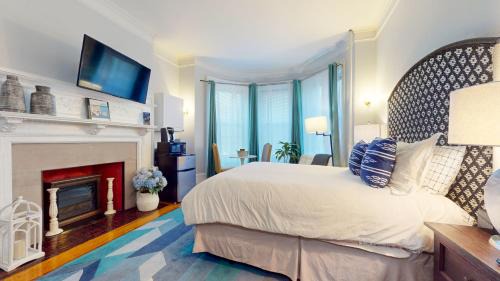 Coolidge Corner South Side Apartment | Walk To Fenway, Longwood Medical, Large Pvt Room