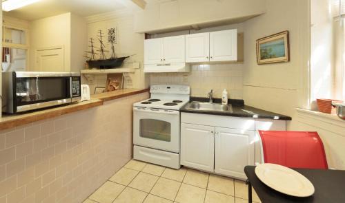 Coolidge Corner South Side Apartment | Walk To Fenway, Longwood Medical, Large Pvt Room
