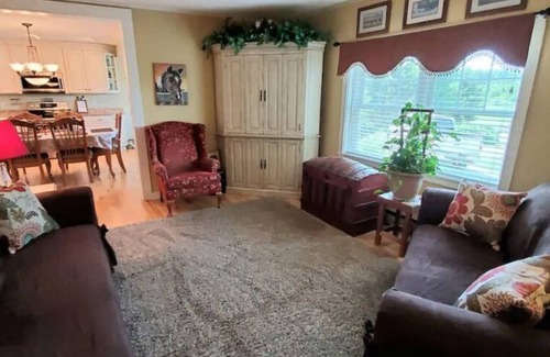 Williamsburg House | Walk to Flintfields Horse Park only 1/2 mile away. Barn and pastures available!