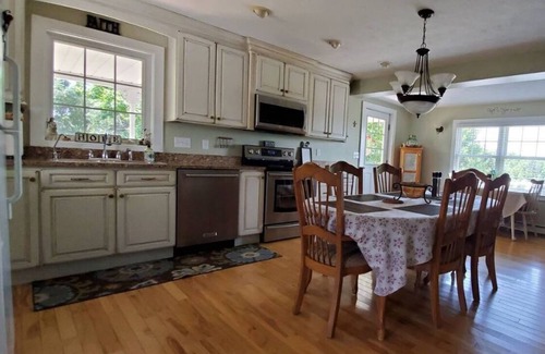 Williamsburg House | Walk to Flintfields Horse Park only 1/2 mile away. Barn and pastures available!
