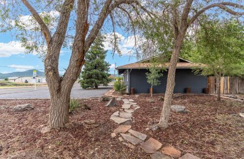 Williams House | Walk to GC Train Depot and Route 66, king beds, game room, BBQ, firepit