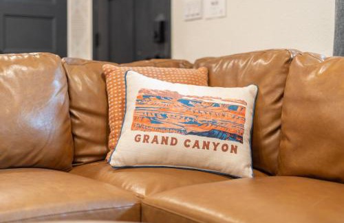Williams House | Walk to GC Train Depot and Route 66, king beds, game room, BBQ, firepit