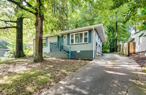 East Side House | Walk to Golf Cozy Home with Lush Yard in Atlanta!