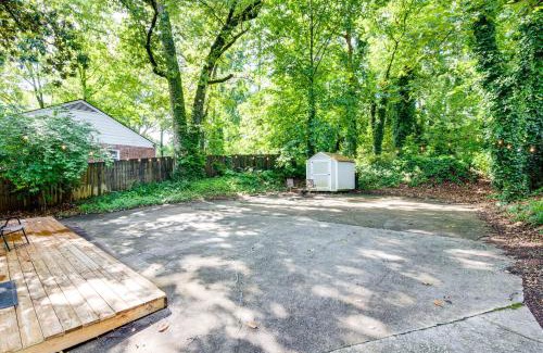 East Side House | Walk to Golf Cozy Home with Lush Yard in Atlanta!
