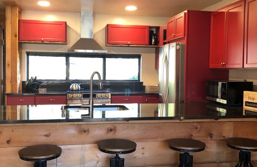 Hidden Valley House | Walk to Hidden Valley’s Main Lodge - BRAND NEW KITCHEN with heated floor!