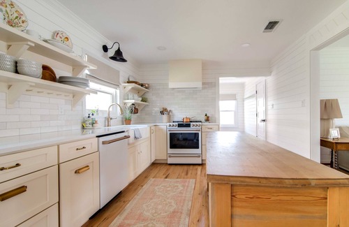 Fredericksburg House | Walk to historic Main St, 2/2 perfect for couples, Gas fire pit under the stars