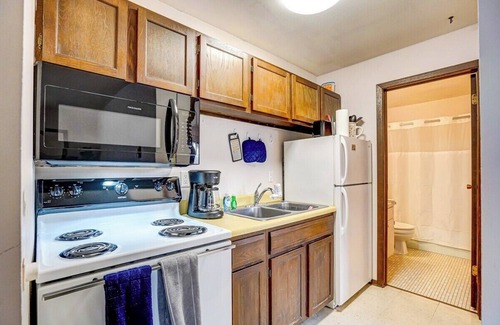 Regent Apartment | Walk to hospital&campus|Free parking|w/desk&works