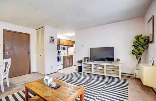 Regent Apartment | Walk to hospital&campus|Free parking|w/desk&works