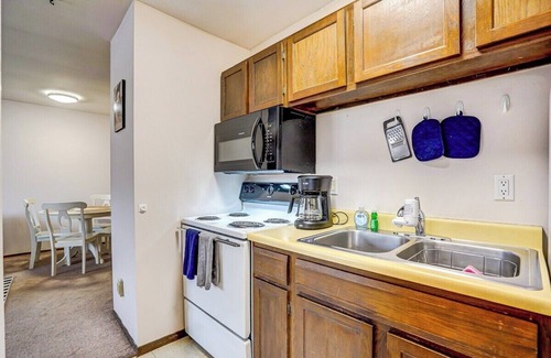 Regent Apartment | Walk to hospital&campus|Free parking|w/desk&works
