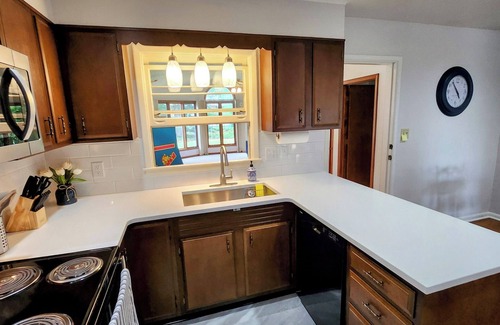 Bloomington House | Walk to IU stadium.Close to Lake Monroe & Griffey Lake & space to park your boat