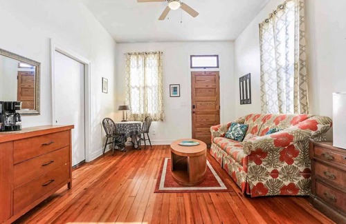 Esplanade Ridge Apartment | Walk To: Jazz Fest, French Quarter, City Park