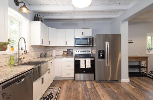 Manhattan House | Walk to KSU! 0.5 mile to campus + roof deck + 1 acre yard!nPet, family friendly
