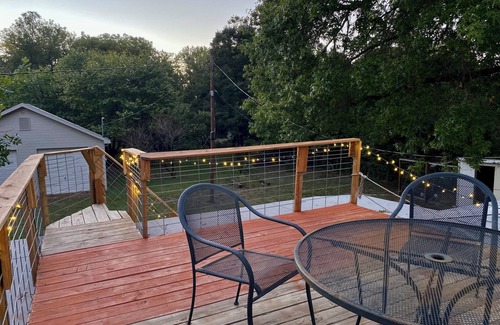 Manhattan House | Walk to KSU! 0.5 mile to campus + roof deck + 1 acre yard!nPet, family friendly