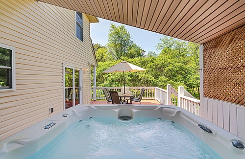 Albrightsville House | Walk to lake beach & pool. 5br with hot tub & game room