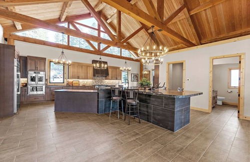 Hayden House | Walk to Lake, Boat Slip, Kayak, Event-Ready & More