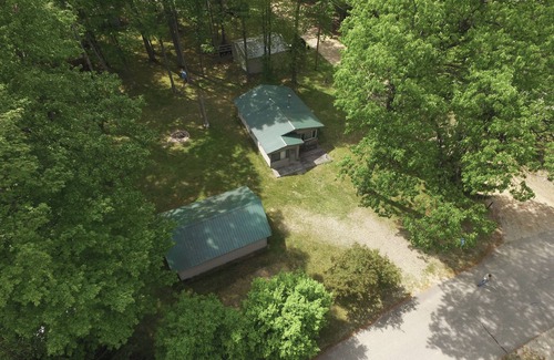 Higgins Lake Cottage | Walk to Lake cottage with beautiful Higgins Lk "Gold Coast" access