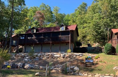 Lake Lure House | Walk to Lake Lure Chimney Rock from Autumn Splendor Cabin