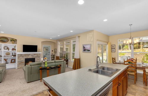 Holland House | Walk to Lake Michigan. Spacious 5-bedroom house near Tunnel Park and bike trails
