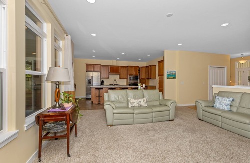 Holland House | Walk to Lake Michigan. Spacious 5-bedroom house near Tunnel Park and bike trails