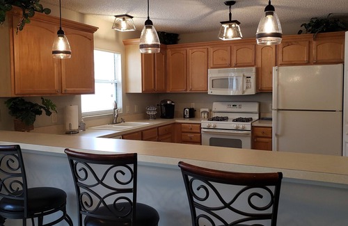 Virginia Trace House | Walk to Lake Sumter Landing! Golf cart included!