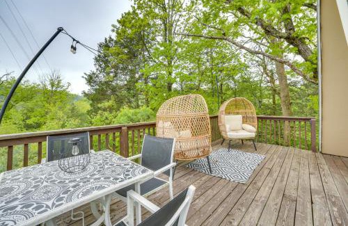 Rockaway Beach Apartment | Walk to Lake Taneycomo Cabin with Deck and Fire Pit!