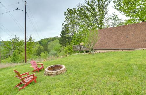 Rockaway Beach Apartment | Walk to Lake Taneycomo Cabin with Deck and Fire Pit!