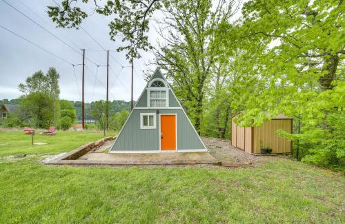 Rockaway Beach Apartment | Walk to Lake Taneycomo Cabin with Deck and Fire Pit!