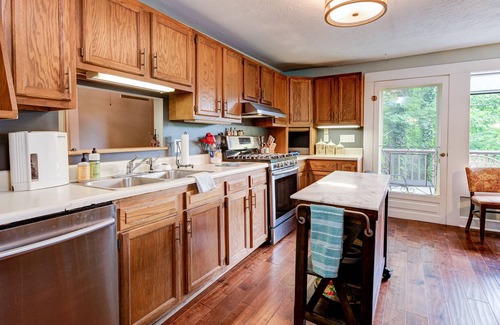 Black Mountain House | Walk to lake Tomahawk and downtown Black Mountain