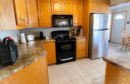 Green Bay House | Walk to Lambeau Field! Cozy 2 bedroom, 1 bath. Sleeps 8