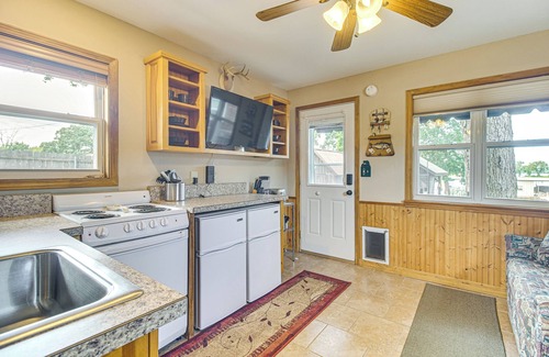 Grove Cabin | Walk to Launch: Lakefront Cabin w/Deck in Grove!